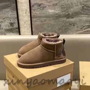 Diseñadores Botas para la nieve Botas de mujer australianas Botas de invierno Hebilla de piel Nieve Media rodilla Corta Dama Piel de oveja y lana integrada Ug Tasman Zapatilla de pelo