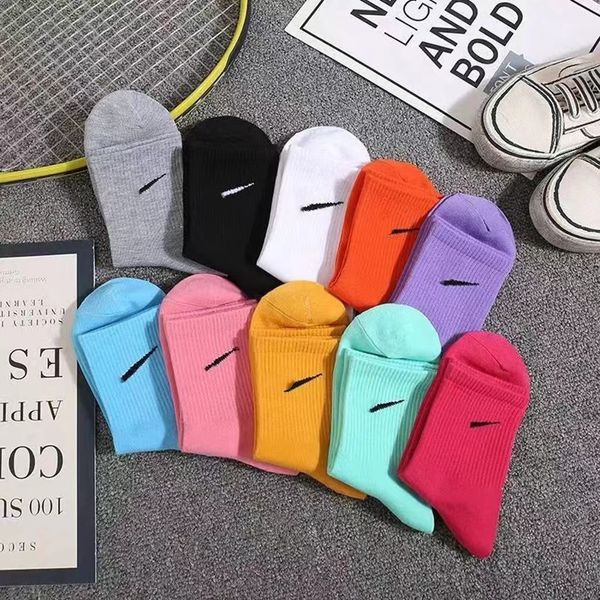 Chaussettes de créateurs Saison anti-odeur en pur coton pour hommes et femmes avec pantalon de requin à l'extérieur porter des chaussettes de sport de basket-ball mi-tube boîte cadeau 5 paires