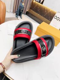 Designers Square Pantoufles Charme Open-Toe Set Foot 2024 Tory Vacation Beach Sandales plates Casual Lock Tongs Femmes Chaussures G 35-41 90