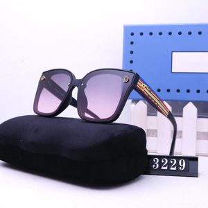 Designers Lunettes de soleil de luxe Sunglass UV résistant aux hommes populaires femmes Goggle pour femmes lunettes de mode cadre Vintage Metal Sun Gl274n