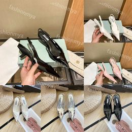 Designers glisse femmes sandales de mode plats glissades de tongs en cuir breveté chaussures chaussures de pantoufle blanche noire sandale de plate-forme pantoufle
