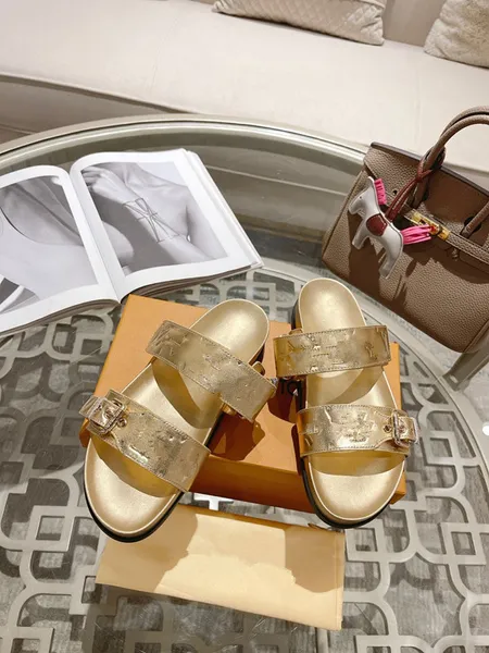 Designers femmes pantoufle sandales diapositives plates tongs été en cuir véritable Triangle en plein air mocassins chaussures de bain 0529
