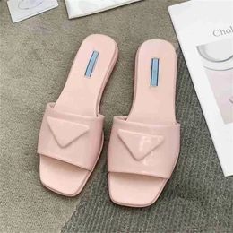 Designers Femmes Pantoufles Pantoufles D'été En Cuir Verni Talons Hauts Sandales Triangle Inversé Couleur Pure Tongs Lettre Plat Slide Styliste Chaussures 26598