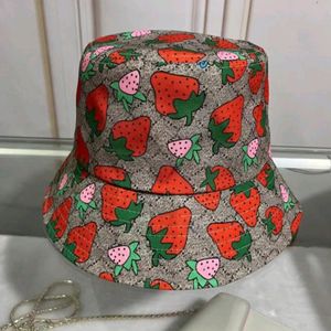 Ontwerpers Women Strawberry Bucket Hat Fited Hats Sun Mens Baseball Cap Outdoor Visjurk Bonnet Beanie Luxe honkbalpet G 2304103D
