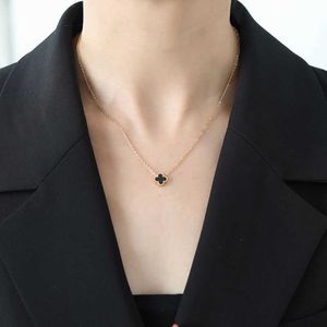 Designer van clover ketting vierbladige ketting Chaoku Spicy Girl Mini Titanium Staal Ontworpen door vrouwelijke minderheid met kleurloze en hoge schoonheid kraagketting