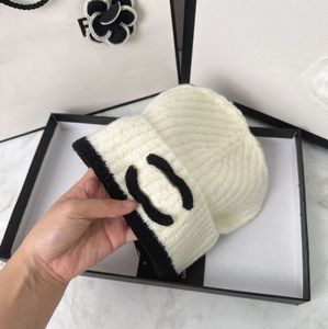 Designer Beanie Marque Mode Bonnets 100% Cachemire Chapeau Tricoté Avec Lettres Chapeaux Taille 56-58 cm Casquettes De Crâne Noir Blanc Casquettes Occasionnelles Laine Chapeaux Chauds En Plein Air