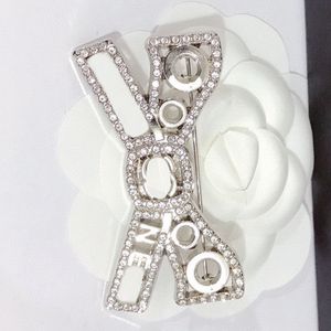 Desinger Broche Pins Sieraden Pin Broche Grappige Boog Vorm Merk Brief Vrouwen Mannen Vintage Kristallen Broches Liefhebbers Bruiloft Jurk Accessoires cadeau