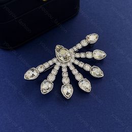 Desinger Brooch Womens Gems Flower Pin de luxe Diamants Broochs Bijoux de fête Cadeaux de mode Décoration 925 argent avec boîte de haute qualité -7