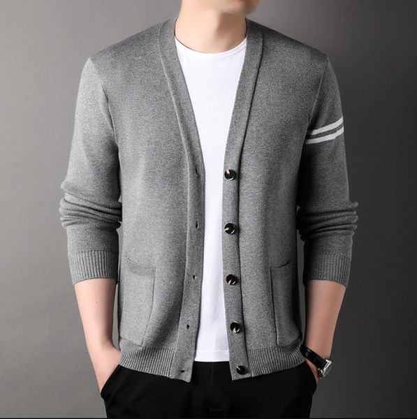 Desinger Fashion Cardigans tricotés pour hommes coupe ajustée tricot rayé style simple chaud bleu gris pulls hommes décontracté manteaux à la mode pluz taille veste vêtements pour hommes manteaux