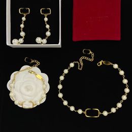 Ensemble de bijoux de créateur Bracelet Collier Perles 18K Gold avec une boîte de conception d'alphabet Pendant pour les bijoux de cadeaux pour femmes
