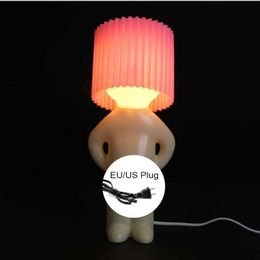 Lampes de bureau Nouveau Design type humain luminaria vilain timide petit garçon lampe de table créative chambre chevet apprentissage et lecture LED baseus lampe YQ240123