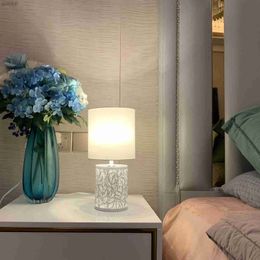 Lampes de bureau OuXean lampe de Table romantique blanche E14/E26 lampe de bureau moderne beau support en métal avec abat-jour en tissu éclairage intérieur sans ampoule YQ240123