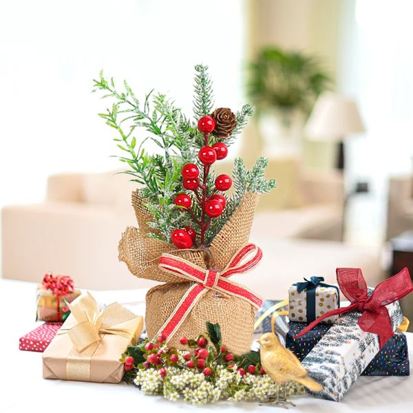 Bourse miniature miniature arbre de Noël petit paysage artificiel avec des pommes de pin, des baies rouges pour le décor de table d'artisanat de Noël