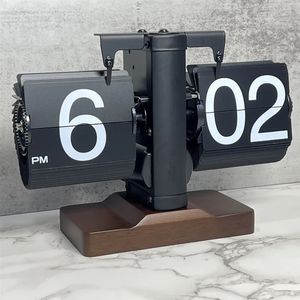 Desk Table Clocks Horloge de bureau européenne créative page rabattable horloges de bureau rétro horloge de table rabattable mécanique automatique horloge à bascule décor à la maison 231017