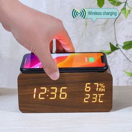 Bureau Tafelklokken Digitale wekker Houten temperatuur en vochtigheid LED Elektronische smartphone Draadloze oplader 230721