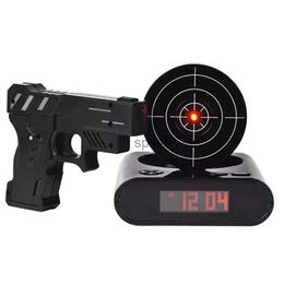 Horloges de table de bureau Électronique Horloge de bureau Pistolet numérique Réveil Gadget Cible Laser Shoot pour enfants Réveil Table Réveil Réveils YQ240118