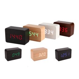 Horloges de table de bureau Réveil de mode LED Montre en bois Commande vocale numérique Bois Despertador USBAAA Alimenté Bureau électronique 231124