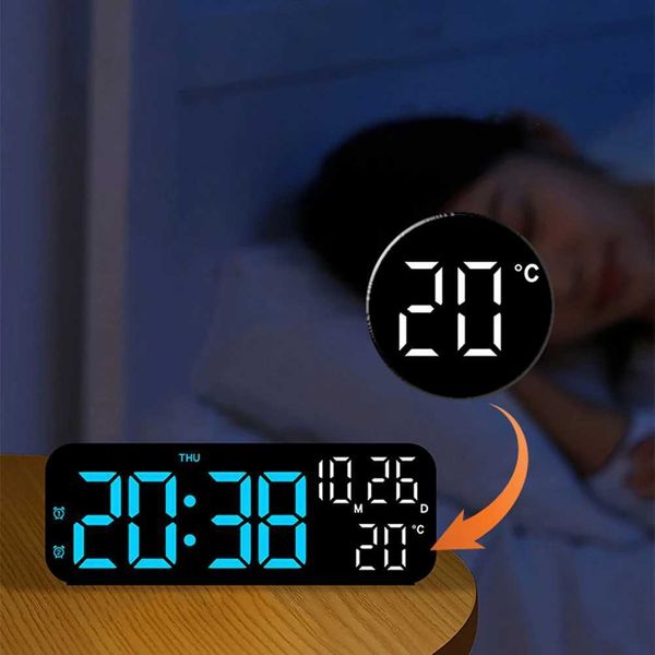 Horloges de table de bureau Horloge LED Horloge de mur numérique Ajustement de la luminosité de la température du compte à rebours de la température de la fonction de commande vocale pour chambre de bureau pour la chambre de bureau