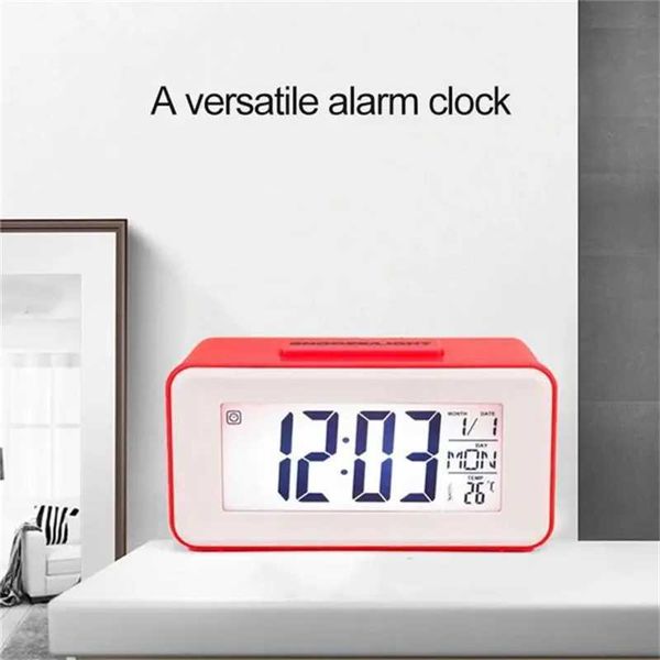 Horloges de table de bureau LED Electronic Snooze Alarm Mini petite horloge de commande sonore intelligente avec température du calendrier pour les voyages à domicile