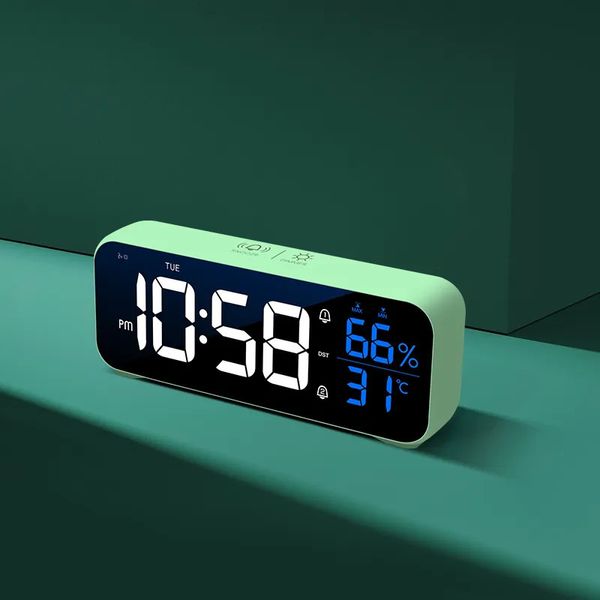 Horloges de table de bureau Musique LED Réveil numérique Commande vocale Affichage de la température et de l'humidité Horloges de bureau Décoration de table à la maison Intégré 1200mAh 231017