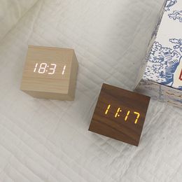 Relojes de mesa de escritorio Decoración nórdica Reloj despertador digital de madera para estante de mesa Reloj LED regulable con calendario Pantalla de temperatura Reloj despertador de cabecera 230621