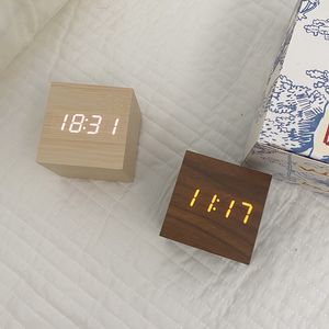 Horloges de table de bureau décor nordique en bois réveil numérique pour étagère de table horloge LED à intensité variable avec calendrier affichage de la température réveil de chevet 230621