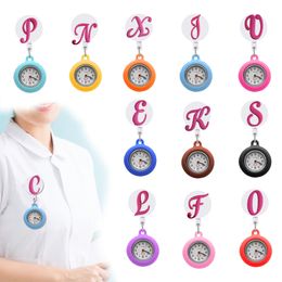 Horloges de table de bureau Pink grandes lettres Clip montres de poche Montre pour l'infirmière avec une casse Sile Femmes sur la montre Nursing Drop Livraison OTPUJ