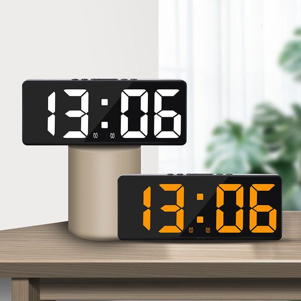 Horloges de table de bureau Commande vocale Réveil numérique Teperature Snooze Mode nuit Horloge de table de bureau 12/24H Fonction anti-perturbation Horloges LED Montre 230718