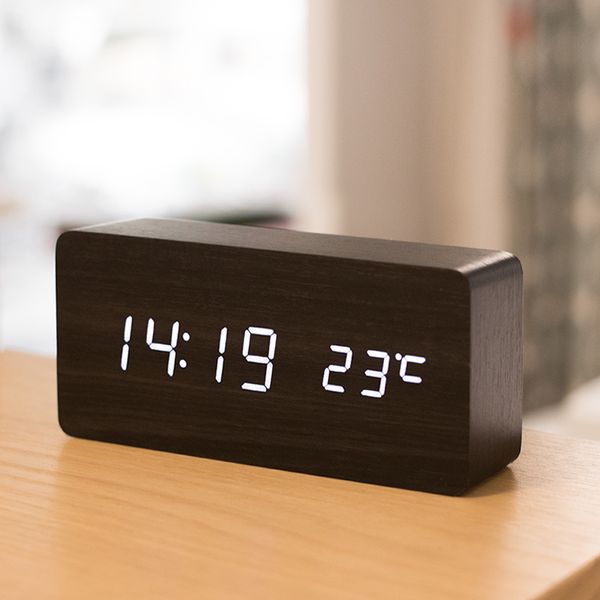 Relojes de mesa de escritorio Reloj de mesa cuadrado de madera Alarma Escritorio Digital LED USBAAA Power Snooze Control de voz electrónico Reloj de mesa 230329