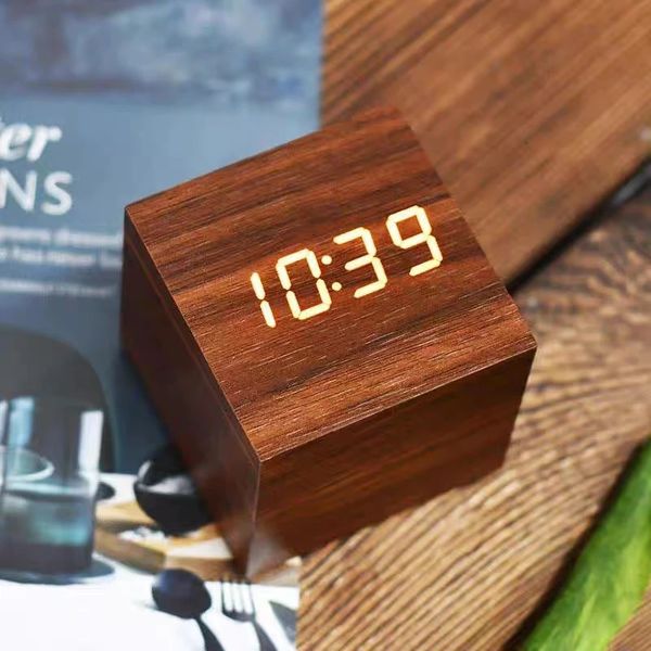 Relojes de mesa de escritorio Reloj despertador digital de madera con cubo de temperatura Adornos artísticos Suministros de decoración Escritorio electrónico con alimentación USBAAA 231216