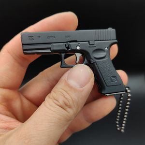 Desmontable G17 Aleación Pistola Modelo Miniatura Media Aleación Metal Mini Pistola Llavero Colgante Pistola Extraíble Versión más alta de 1985.