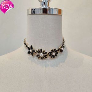 DF2024 Último collar con pequeña fragancia, cadena tejida con perlas y flores negras, cadena con sentido de alto grado, versátil y de alta gama