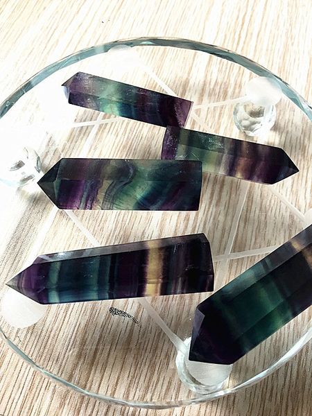 Dhl Rainbow Color Crystals Points Natural Fluorite Stripe Point Point Quartz Reiki guérison Crystal Cure Chakra Stone pour la maison déco 3cm / 4cm / 5cm