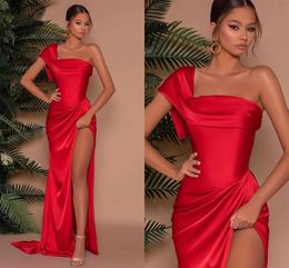 Elegante vestido rojo de dama de honor de sirena con un solo hombro, vestido largo con pliegues de satén, vestidos de fiesta de noche divididos, hecho a medida
