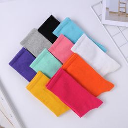 Chaussettes pour femmes DHL Mode Femmes et Hommes Chaussettes de sport en coton respirant de haute qualité Vente en gros multicolore Peut être mélangé en cours d'exécution chaussettes longues classiques de Noël