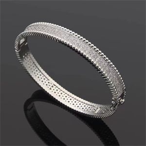 Designer de bracelet de diamant pour les femmes amis bracelets de manchette charmes accessoires dans les mains en gros luxueux cadeaux d'anniversaire de bijoux en acier inoxydable