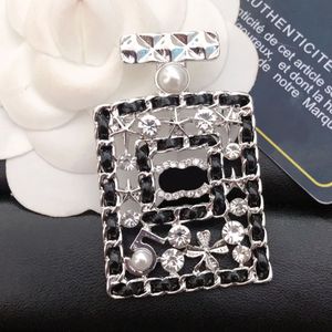 Diamanten broches Designer Pins Broche Parel Sneeuwvlok Pin Merk Letter Voguish Heren Dames Goud Zilver Broches Pak Pin Bruiloft Jurk Sieraden Geschenken