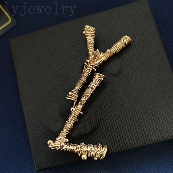 Broche de diseñador de diamantes para mujer tiktok punk chapado en plata pin mujer metales carta elegante joyería mujer vintage lujo broche ocio ZB042 C23