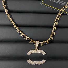Collares de diseñador de diamantes Colgantes de letras Hombres Mujeres Marca Cristal Gargantilla Cadena 18K Chapado en oro Collar de acero de titanio Joyería Boda Regalos de fiesta de cumpleaños