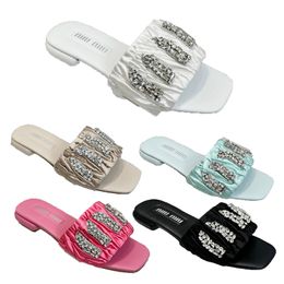 Chaussures de créateurs de diamants femme sandale décontractée favorite les glissons sans glissement Sandles Sandles Luxury Perfect Fit Summer Alphabet Slippers