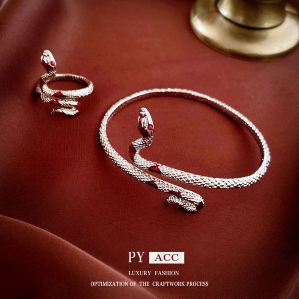 Diamond Drip Huile Snake entourant le sens de conception individualisé froid, nouvelle mode et petite artisanat pour les femmes avec un anneau d'index