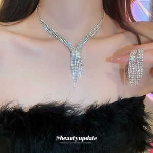 Diamant verfraaide waterdruppel kwastje en oorbellen set van twee overdreven licht luxueuze temperament sleutelbeen ketting gunstig gevoel voor vrouwen