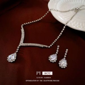 Collier de boucles d'oreilles en forme de gouttette en forme de diamant, ensemble en deux pièces, boucles d'oreilles de tempérament de célébrité Internet de la mode coréenne, accessoires de niche pour femmes