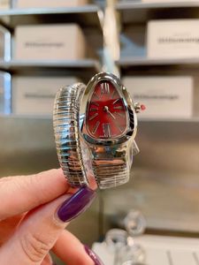 Diamond Fashion Red Caja de reloj con movimiento de cuarzo para mujer con pulsera y reloj SERPENT de acero preciso Un diseñador de animales personalizado relojes orologi di lusso