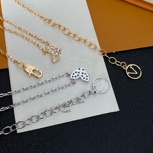 Diamond Flower Letter Pendants Colliers de créateurs Chauer Bijoux Bijoux Collier Collier Chaînes Copper Men de cuivre de haute qualité Cadeaux d'anniversaire de mariage pour femmes