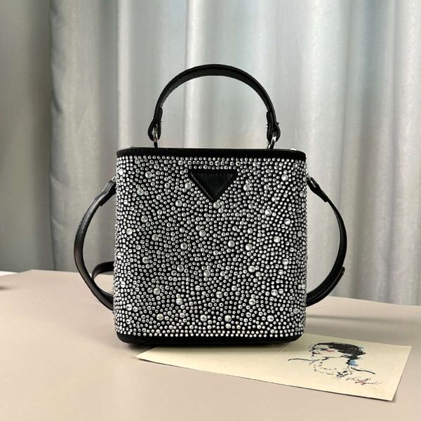 Mini cubo con incrustaciones de diamantes para mujer, nueva sensación de moda y de alta gama, bolso de un solo hombro con diamantes brillantes y calientes 2024 Nuevo diseño de moda 78% de descuento en la tienda al por mayor