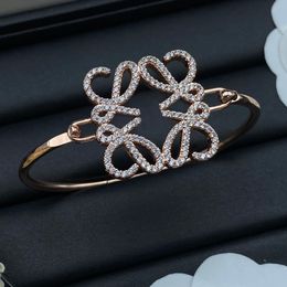 Bracelets de lettre de diamant Bracelets de créateurs de qualité supérieure Bracelets de marque en cuivre en or 18 carats Hommes Femmes Accessoires de fête d'anniversaire Cadeaux de bijoux de mariage