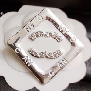 Lettre de diamant Broches Designer Broche Marque Pins Bijoux Hommes Femmes Perle Costume Pin Vêtements Mode Accessoire De Mariage Cadeaux D'anniversaire