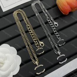 Collier de lettre de diamant pour femmes Designer Luxury Silver Chain Link Pendant Colliers Bijoux Gold Chaînes Cadeaux de mariage Oreilleur avec boîte