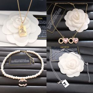 Diamanten ketting Vergulde merkontwerper Hangers Kettingen Titanium Staal Hart Letter Choker Hanger Parelketting Sieraden Accessoires